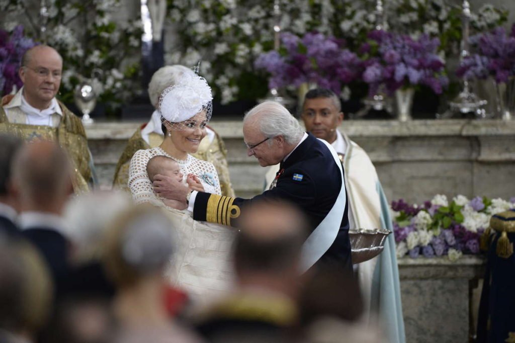 King Carl XVI Gustaf gives Prince Oscar his sash and order at his christening. Kungahuset